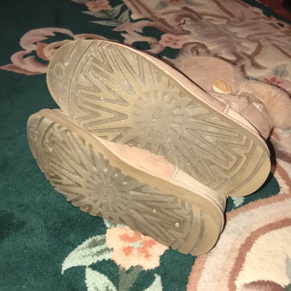 light pink uggs w bailey button! short uggs! - Picture 4 of 5
